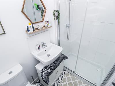 EN SUITE SHOWER ROOM
